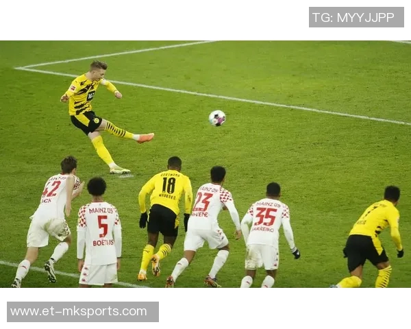 江文豪外围突施冷箭完美弧线洞穿球门,点燃全场激情