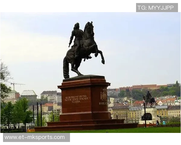 欧冠决赛用球谍照：包含白+深紫，灵感来自举办城市布达佩斯